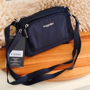 Baggallini 💥 NWT 💥 Dark Blue Triple Zip With Front Wallet. RFID Safe. Washable